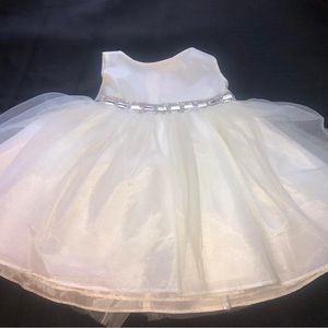 Little Girl’s White Dress size 6 Months